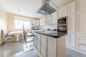 Fridge, microwave, stovetop, electric kettle - Private House Auf den Kirchstücken (Hannover)