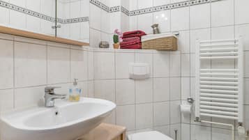 Pancuran mandi, tuala disediakan, sabun, tisu tandas