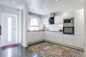 Réfrigérateur, micro-ondes, bouilloire électrique