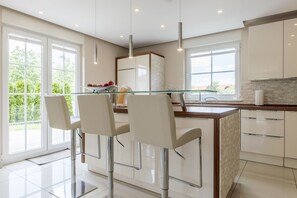 Fridge, microwave, electric kettle, cookware/dishes/utensils - Private House Zum Holzfeld (Laatzen)