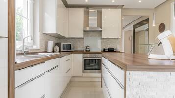 Peti sejuk, ketuhar gelombang mikro, cerek elektrik