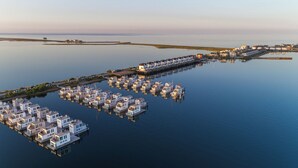 A waterfront property with floating houses connected by a dock. - Water house "The Nordic House" at Ostseeresort Olpenitz - sun deck & sea view (Olpenitz)