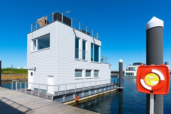 Exterior - Water house "The Nordic House" at Ostseeresort Olpenitz - sun deck & sea view (Olpenitz)