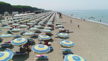 Una spiaggia nelle vicinanze, un bar sulla spiaggia