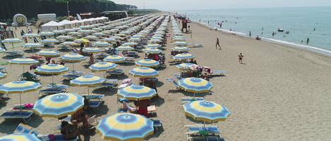 Vlak bij het strand, een strandbar