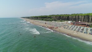 A beach with numerous umbrellas and people swimming. - Happy Camp in Camping Village Paestum (Eboli)
