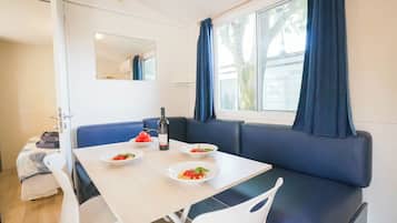 Casa mobile Standard, 2 camere da letto | Cucina privata | Frigorifero con congelatore, piano cottura, pentole/stoviglie/utensili