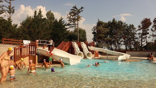 A water park with multiple slides and a pool area. - Happy Camp in Camping Village Paestum (Eboli)