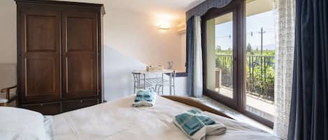 Deluxe Double Room, Non Smoking, Garden View (The Suite)