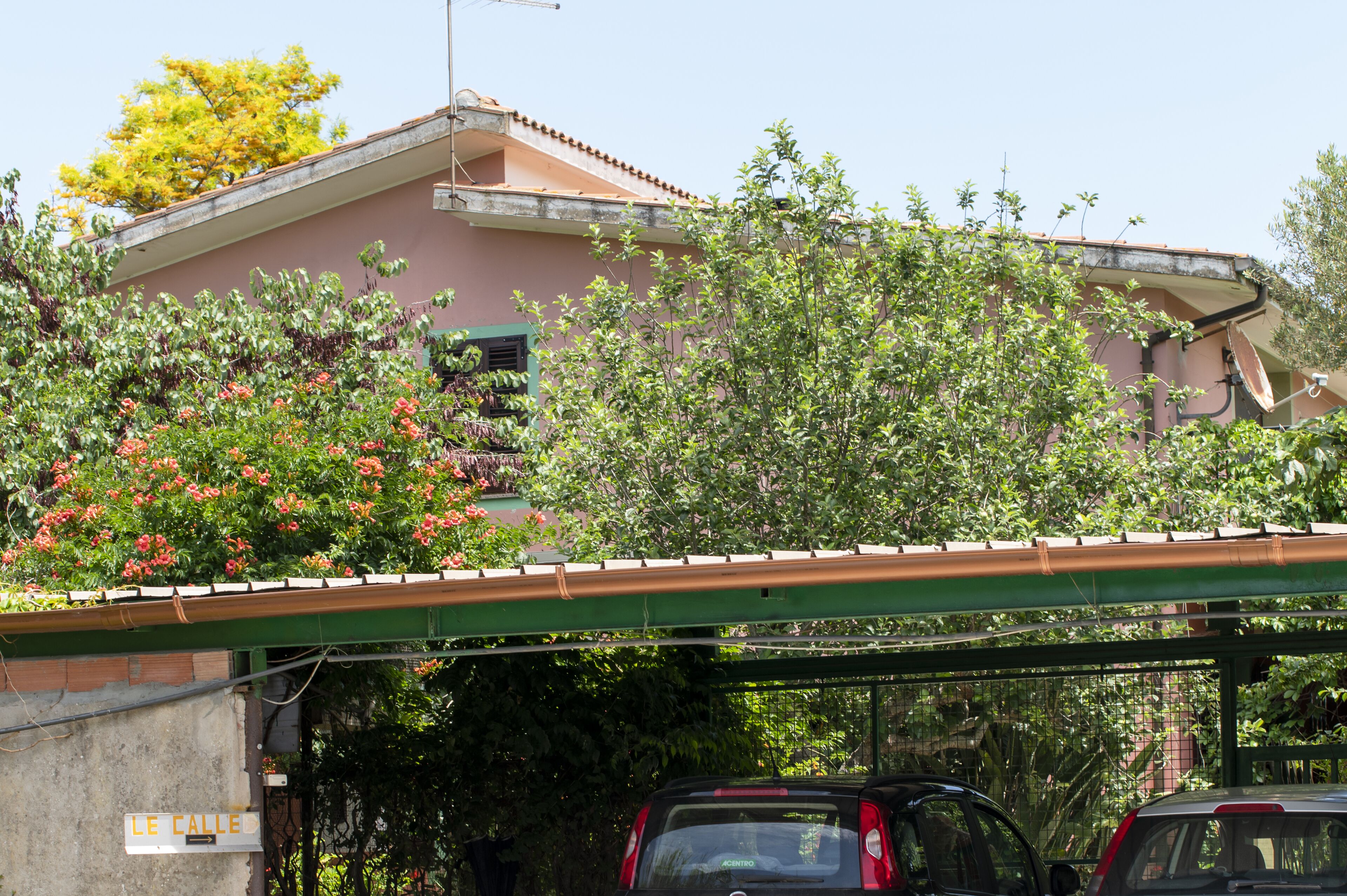 A building with a green roof and a sign reading "LE CALLE".