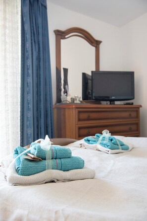 Individually decorated, desk, laptop workspace, blackout curtains - Le Calle (Iglesias)