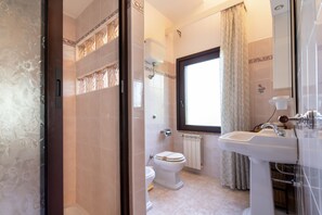 Basic-Vierbettzimmer, Nichtraucher, Bergblick | Badezimmer