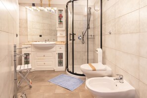 Deluxe szoba kétszemélyes ággyal, nemdohányzó, kilátással a kertre (The Suite) | Fürdőszoba | Zuhanyzó, esőzuhany, ingyenes piperecikkek és hajszárító