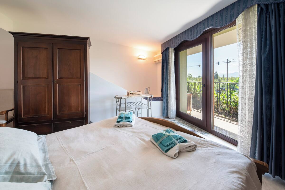 Deluxe Double Room, Non Smoking, Garden View (The Suite) | Desk, laptop workspace, blackout drapes, soundproofing