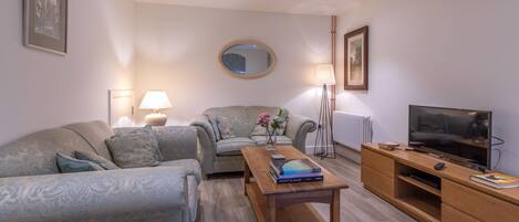 Cottage, 2 Bedrooms | Living room | Flat-screen TV