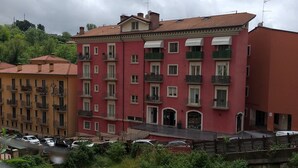A multi-story building with balconies and a red facade. - Nice and comfortable 55 square meter apartment in the center of Avellino (Avellino)