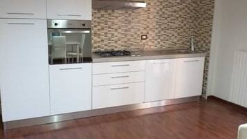 Kühlschrank, Ofen, Geschirrspüler, Wasserkocher mit Kaffee-/Teezubehör