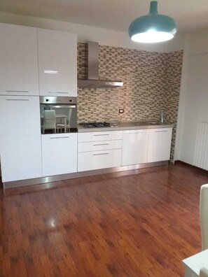 Fridge, oven, dishwasher, coffee/tea maker
