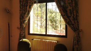 Single Room, Shared Bathroom | Blackout curtains, rollaway beds, free WiFi, bed sheets - Hôtel La Bastide Deir El Qamar (Deir al Qamar)