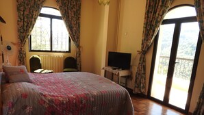 Standard Room | Blackout curtains, rollaway beds, free WiFi, bed sheets - Hôtel La Bastide Deir El Qamar (Deir al Qamar)