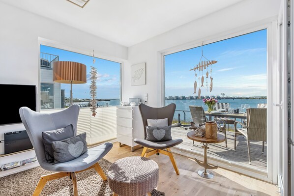 Fernseher, DVD-Player, Bücher