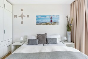 2 bedrooms, iron/ironing board, free WiFi - Dog-friendly Baltic Sea vacation apartment "KapMar" with south-facing terrace right on the waterfront (Olpenitz)