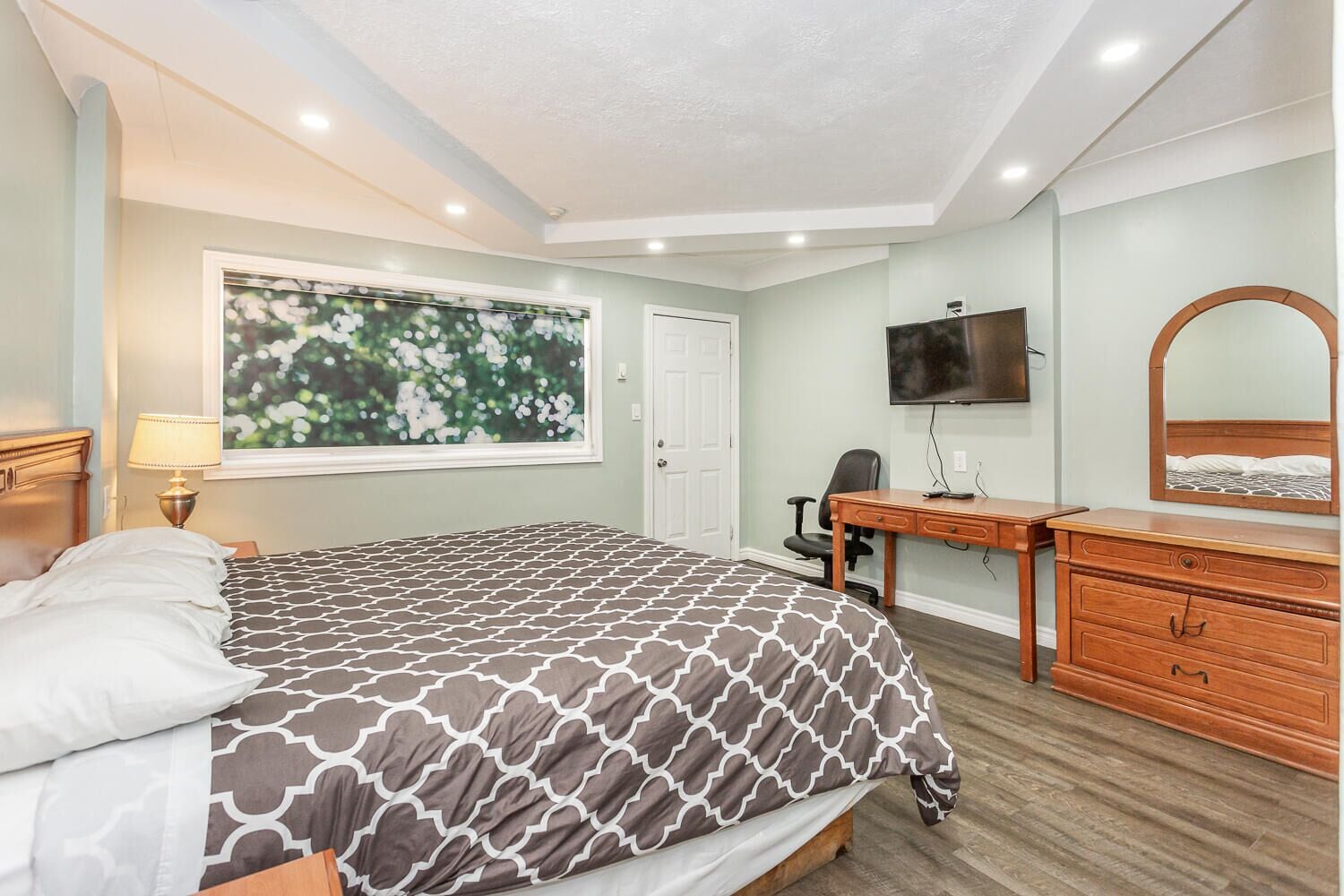 Desk, free WiFi, bed sheets