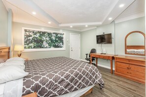 Desk, free WiFi, bed sheets - Haven Inn (Hamilton)