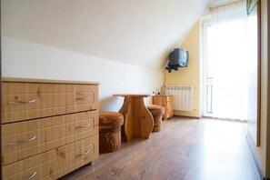 Camera doppia, balcone (8) | Area soggiorno | TV