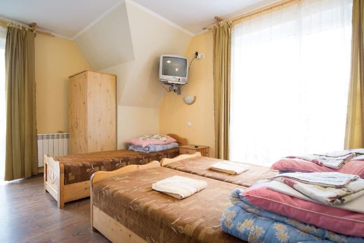 Habitación triple, baño en la habitación (5) | Wifi gratis y ropa de cama