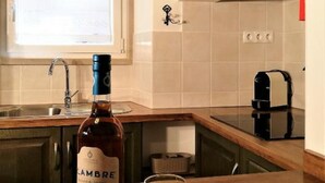 Una cocina con encimera de madera, una botella de vino y dos copas.