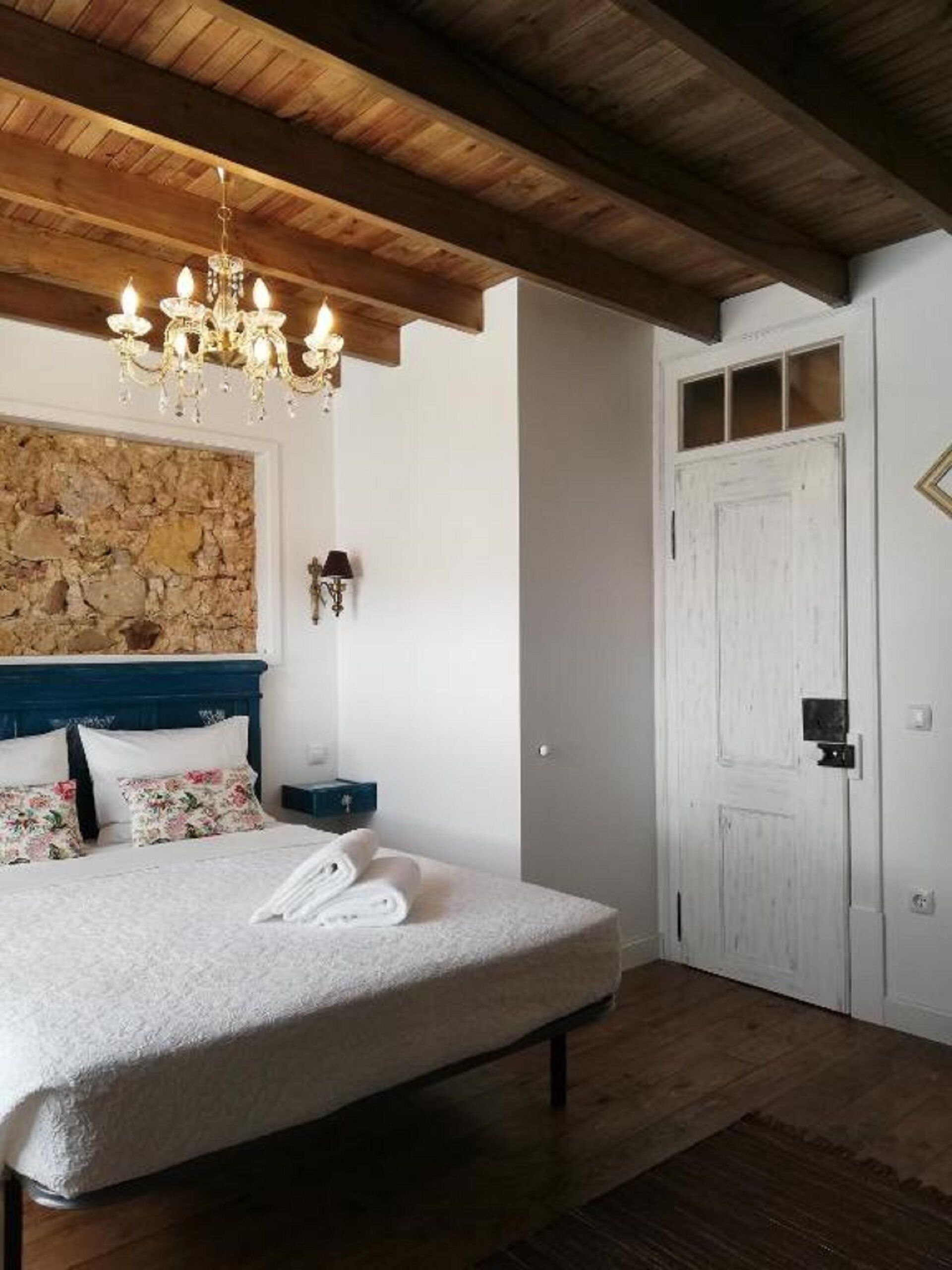 1 habitación, tabla de planchar con plancha, wifi gratis y ropa de cama 