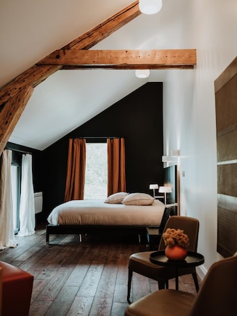Tempur-Pedic beds, blackout curtains, soundproofing, free WiFi. Le clos de la Pomponnette