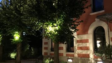 Façade de lâhĂ©bergement - soirĂ©e/nuit