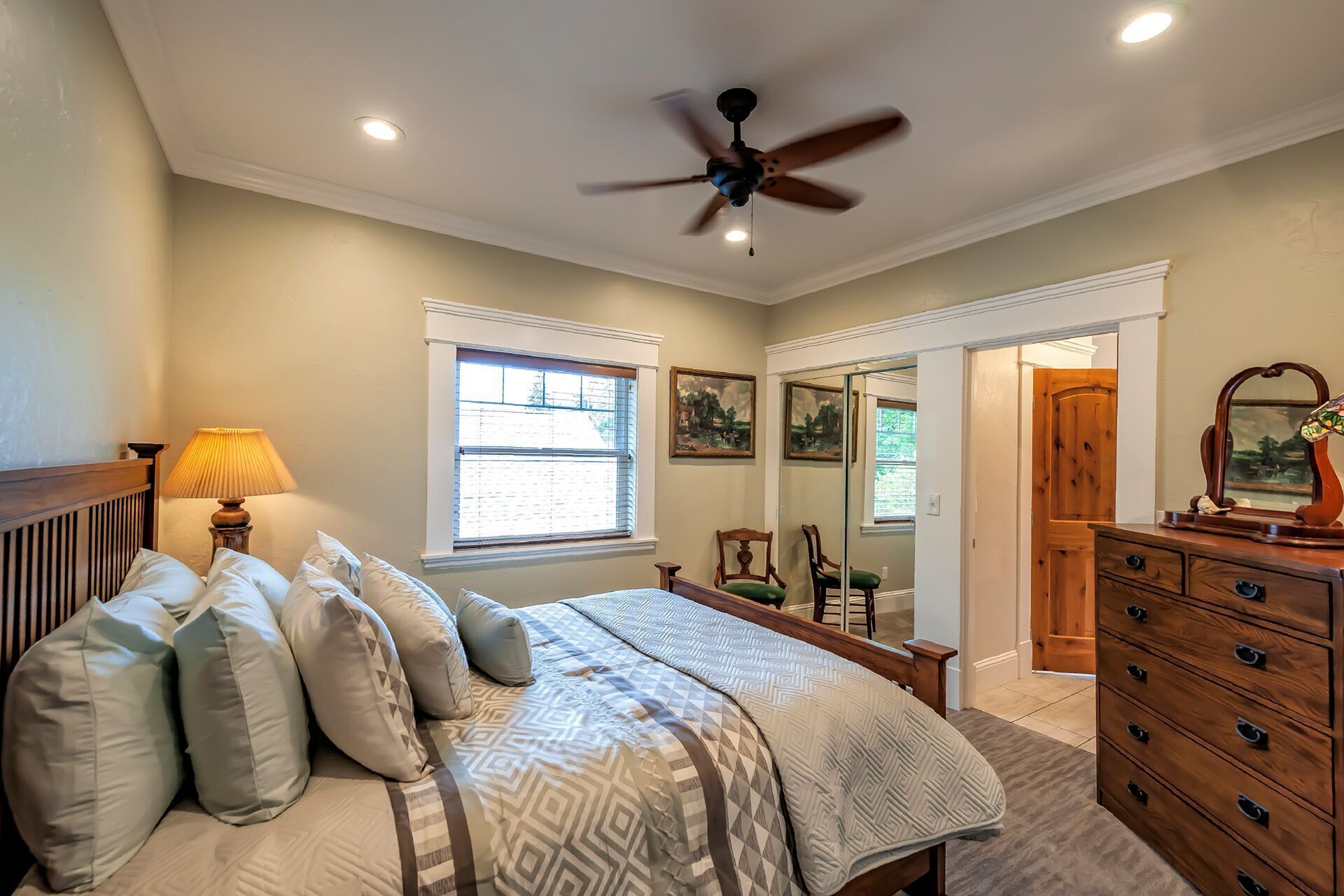 5 bedrooms, iron/ironing board, WiFi, bed sheets