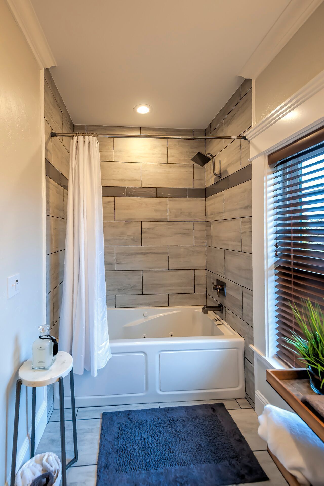 Combined shower/bathtub, jetted bath, hair dryer, towels