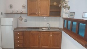 Refrigerador, parrilla de estufa y cafetera y tetera