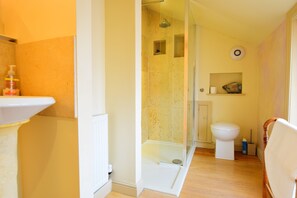 House, 1 Bedroom | Bathroom | Shower, free toiletries, hair dryer, towels - 7 Monk Bar Court (York)