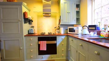 House, 1 Bedroom | Private kitchen