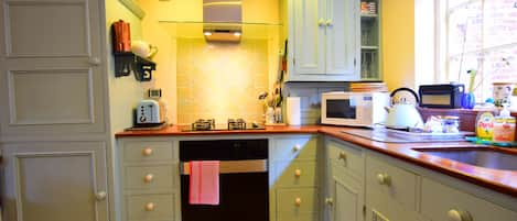 House, 1 Bedroom | Private kitchen | Fridge, microwave, oven, stovetop
