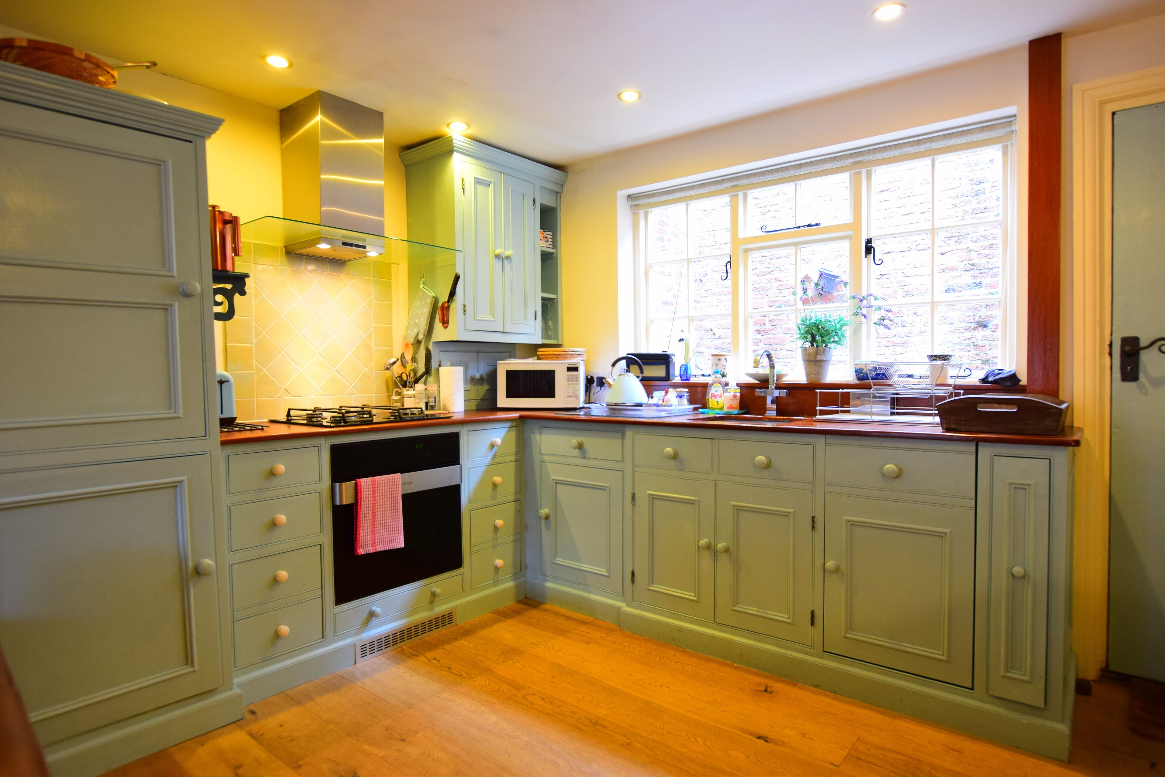 House, 1 Bedroom | Private kitchen | Fridge, microwave, oven, stovetop