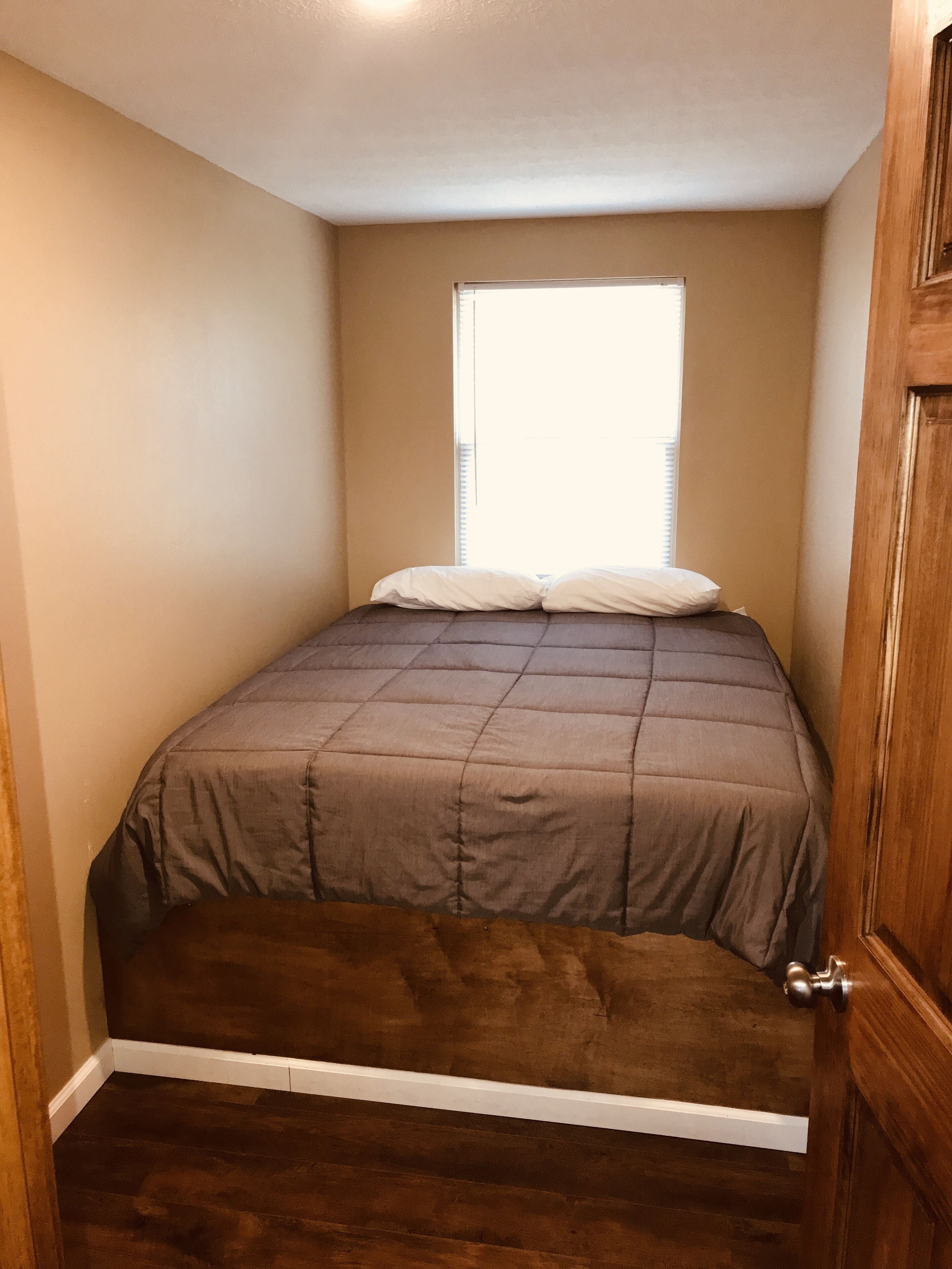 Large Beautiful Cabin Sleeps 12