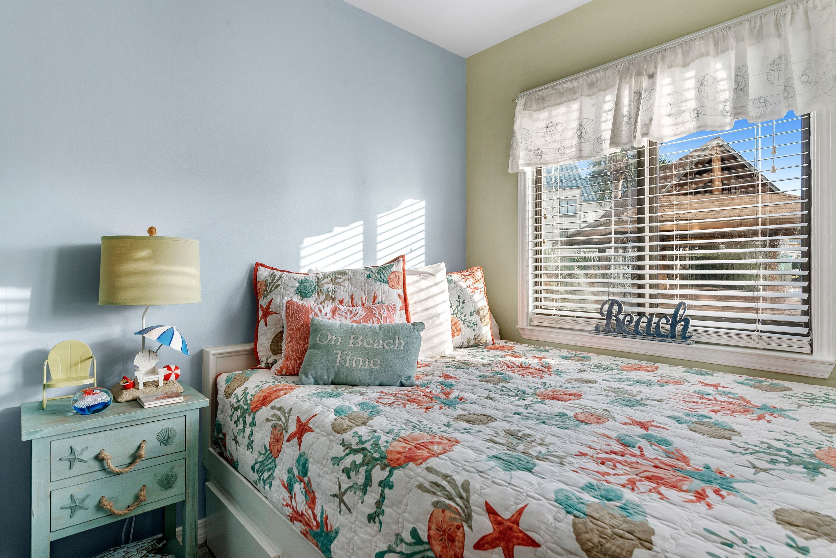 FALL FLASH SALE-Happy as a clam -Adorable Ground Floor Budget Friendly Condo