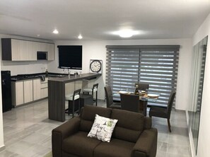 Apartamento família | Cozinha privada | Geladeira grande, micro-ondas, fogão, torradeira