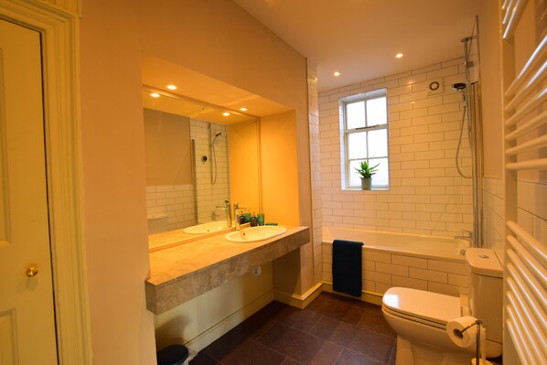 Maison, 4 chambres | Salle de bain | Ensemble baignoire-douche, séchoir à cheveux, serviettes fournies, savon