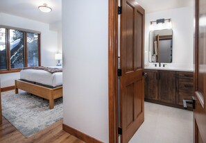 2 bedrooms, desk, iron/ironing board, WiFi - Absolutely Darling Condo w/ Very Short Walk to Arrowhead Lift!! (Edwards)