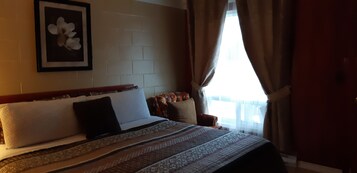Escritorio, cortinas blackout, sistema de insonorización y wifi gratis 