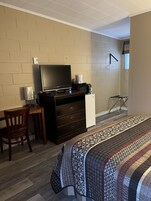 Escritorio, cortinas blackout, sistema de insonorización y wifi gratis 