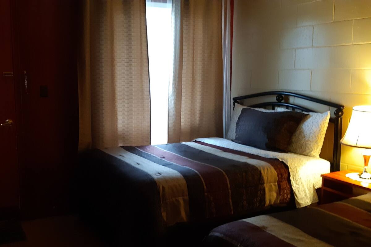 Chambre quadruple, 2 lits doubles, salle de bain privée | Bureau, rideaux d’obscurcissement, système d’insonorisation