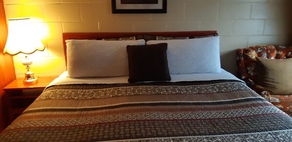 Standard Room, 1 King Bed, Private Bathroom | Desk, blackout drapes, soundproofing, free WiFi